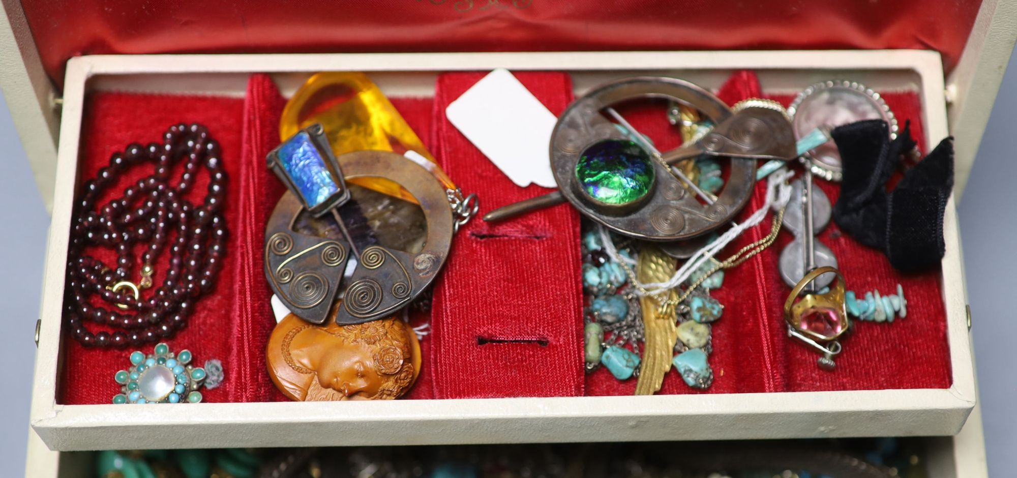 A quantity of assorted costume jewellery including ring, brooches and necklaces etc.